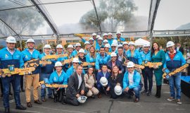 Fotografía Beneficiarios Entrega De Maquinaria Con El Gobernador